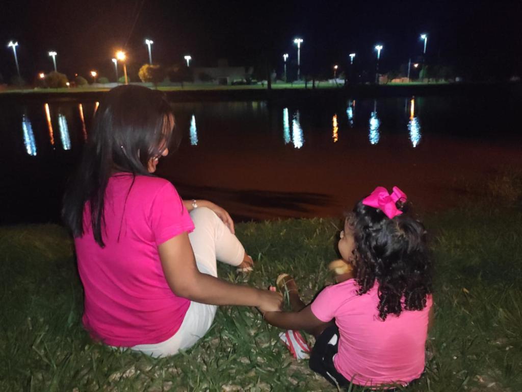 Claudinéia e filha apreciam juntas vista da lagoa - Foto: Arquivo pessoal